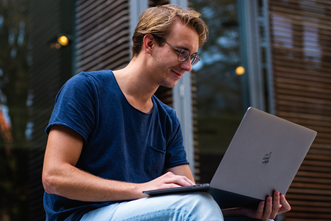 laptop_man.jpg